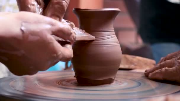 若い学生を教える仕事で陶芸家します。 - 映像、動画