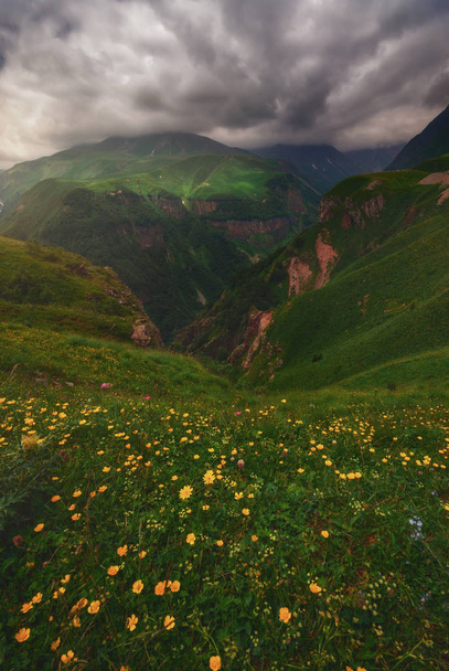 Belo lugar colorido nas montanhas do Cáucaso
 - Foto, Imagem
