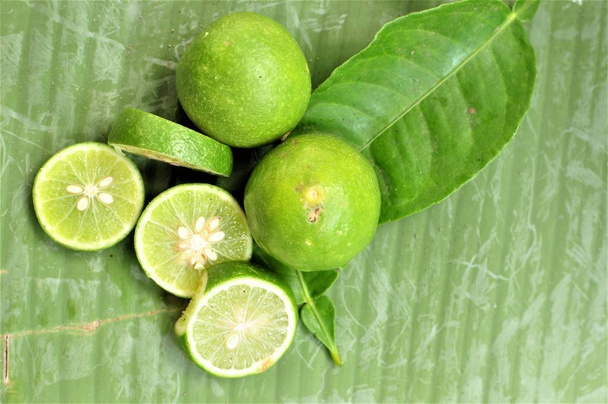 Limão fresco. Frutos e produtos hortícolas
 - Foto, Imagem