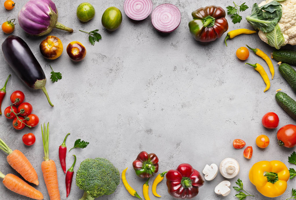 灰色の背景に新鮮なファーム市場野菜 - 写真・画像