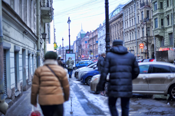 Russia, St. Petersburg, 03,03,2015 Cars parked on the street in the city center and pedestrians. - Foto, Bild