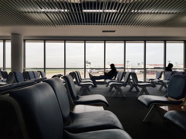 luchthaven terminal passagier wachten vlucht lang weekendbestemming  - Foto, afbeelding