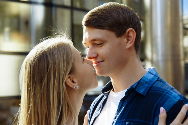 Портрет счастливой пары, обнимающейся на улице, в городе. Поцелуй
 - Фото, изображение