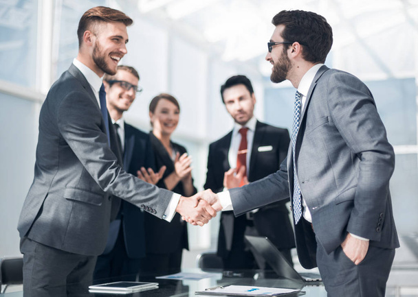 handshake of business people in a modern office - Foto, afbeelding