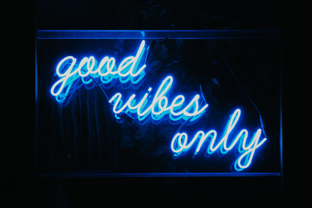 Blue Good Vibes Apenas palavras em néon sinalização de luz
. - Foto, Imagem