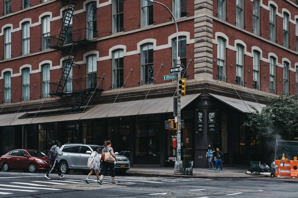 New York, Verenigde Staten - 31 mei 2018: Mensen kruising W Broadway, een Noord-Zuid-straat in het New Yorkse stadsdeel Manhattan, onderverdeeld in twee delen door Tribeca Park. - Foto, afbeelding