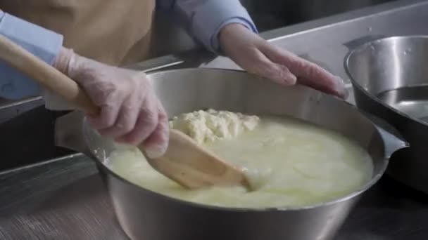 Dagasztása tészta egy fém tálban. Jelenet. Férfi kezét nyújtó tésztát egy fém tálban víz. - Felvétel, videó