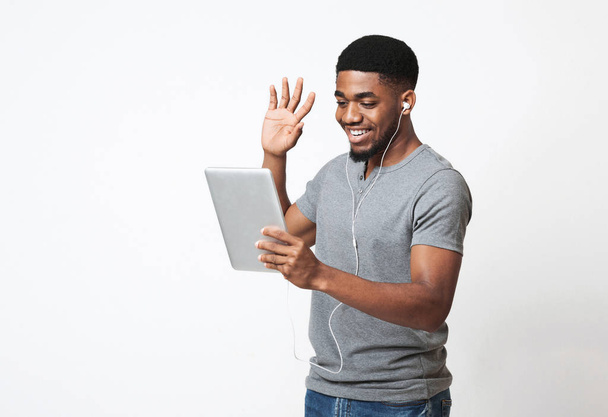 Afro-człowiek wideo rozmowy z tabletem - Zdjęcie, obraz