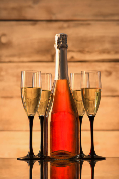 Bir şişe şampanya ve bardak şampanya ile - Fotoğraf, Görsel