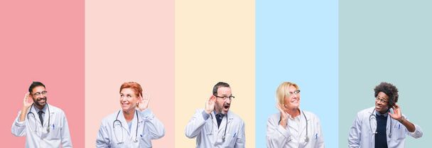 Колаж професійних лікарів над різнокольоровими смугами ізольований фон, посміхаючись рукою над вухом, слухаючи чутки або плітки. Концепція глухоти
. - Фото, зображення
