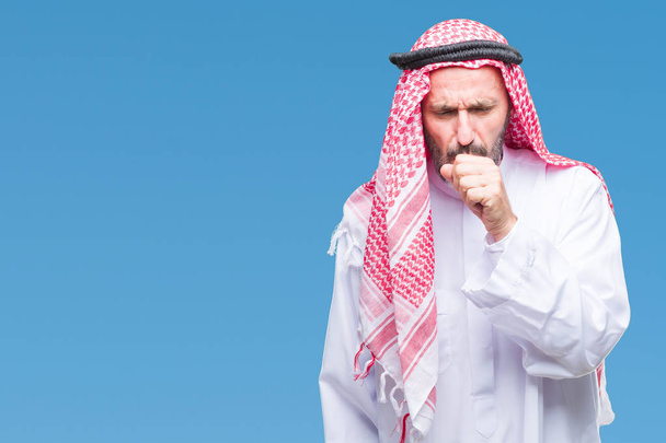 Homem árabe sênior vestindo keffiyeh sobre fundo isolado sentindo-se mal e tosse como sintoma de frio ou bronquite. Conceito de saúde
. - Foto, Imagem
