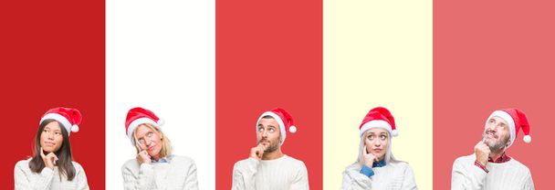 Colagem de grupo de jovens usando chapéu de Natal sobre fundo vermelho isolado com a mão no queixo pensando em questão, expressão pensativa. Sorrindo com cara atenciosa. Conceito de dúvida
. - Foto, Imagem
