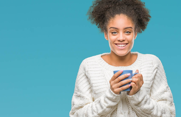 Giovane donna afro-americana driking tazza di caffè su sfondo isolato con un viso felice in piedi e sorridente con un sorriso fiducioso che mostra i denti
 - Foto, immagini