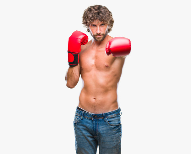 Красивий іспаномовний боксер у боксерських рукавичках над ізольованим тлом з серйозним виразом на обличчі. Простий і природний погляд на камеру
. - Фото, зображення