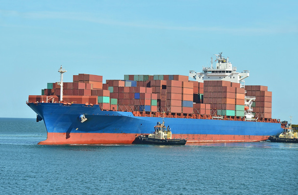 Склад контейнеров на грузовом судне
 - Фото, изображение