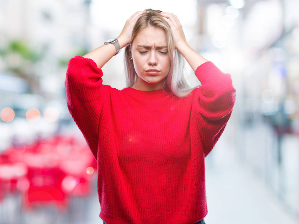Nuori blondi nainen yllään talvi pusero yli eristetty tausta kärsii päänsärky epätoivoinen ja stressaantunut, koska kipu ja migreeni. Kädet pään päälle.
. - Valokuva, kuva