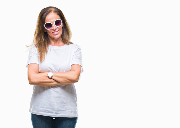 Středním věku hispánské ženy nosit módní sluneční brýle přes samostatný pozadí šťastný obličej s úsměvem překřížené paže při pohledu na fotoaparát. Pozitivní člověk. - Fotografie, Obrázek