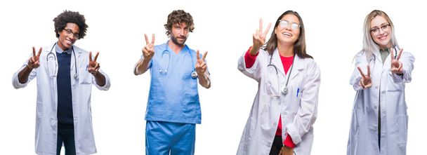 医師、看護師、外科医人勝利のサインをやって指を表示するカメラを笑みを浮かべて孤立の背景の上のグループのコラージュ。2 位. - 写真・画像