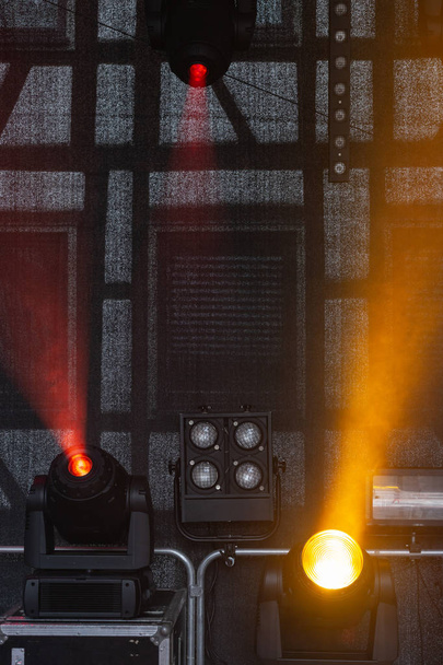 Rote und gelbe Lampenstrahlen auf der Bühne beim Popmusik-Festival in Schwäbisch Gmünd - Foto, Bild