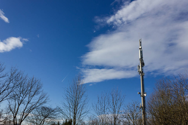radio de teléfono celular en diciembre cielo azul soleado en el sur de Alemania campo rural cerca de la ciudad munich stuttgart
 - Foto, imagen