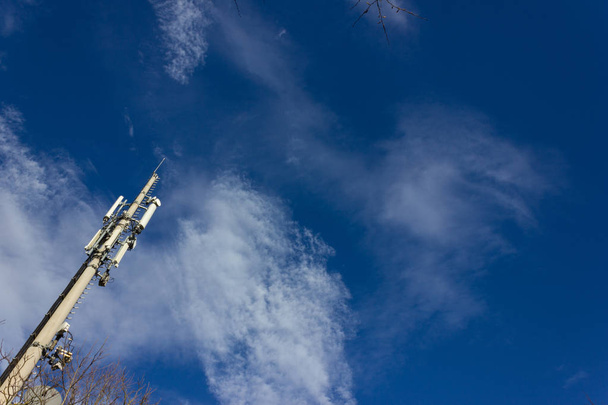 telefon radiomast na grudzień słoneczny błękitne niebo w południowych Niemczech wsi w pobliżu miasta Monachium stuttgart - Zdjęcie, obraz