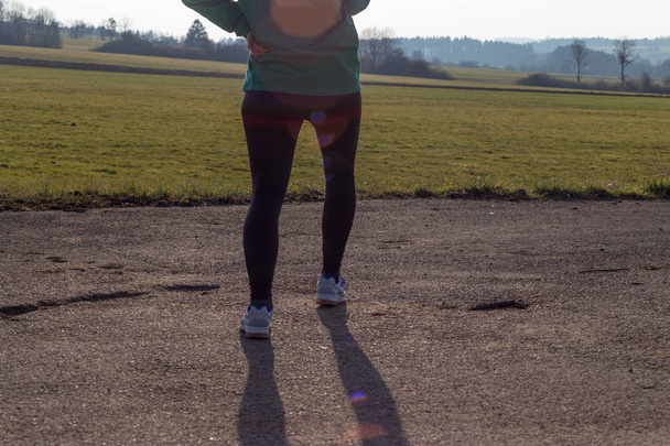 la gente practica ejercicio al aire libre como caminar corriendo o en bicicleta al atardecer de principios de primavera en el sur de Alemania
 - Foto, Imagen
