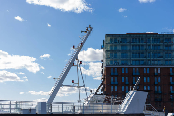 Гамбург корабель навігації міст димоходу парів рідини пластмас в доках fishmarket деталей і Синє небо на теплий сонячний день весни в північній Німеччині - Фото, зображення