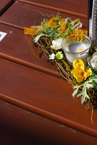 украшение стола в пивном саду в южной Германии в солнечный весенний день счастья и теплого воздуха
 - Фото, изображение