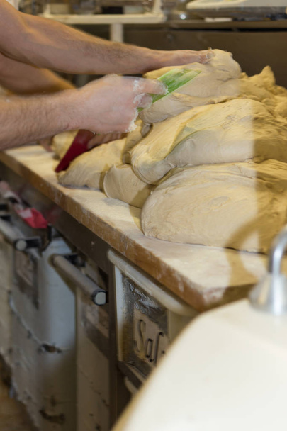 приготування хлібобулочних виробів у пекарні з інструментами для приготування випічки
 - Фото, зображення