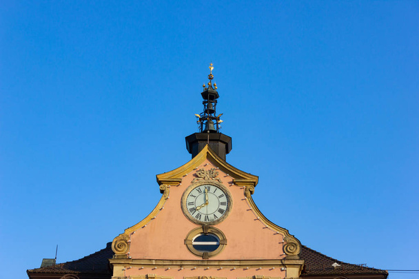 facciata del municipio con orologio e campanile nella Germania meridionale schwaebisch città storica gmuend
 - Foto, immagini