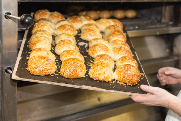 leivonnaiset ja leipä uunissa kullanruskealla herkullisella värillä leipomossa Etelä-Saksassa
 - Valokuva, kuva