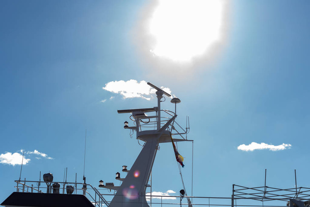 Hamburger Schiff navigiert Brücke Schornstein Dämpfe an Docks von Fischmarkt Details und blauer Himmel an einem frühlingshaft warmen Sonnentag in Norddeutschland - Foto, Bild