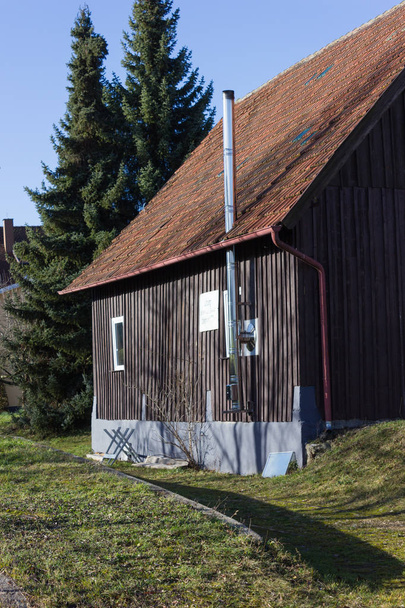 edificios y cabañas con detalles en el campo rural del sur de Alemania diciembre a la llegada y el cielo azul soleado cerca de la ciudad munich y tartamudez
 - Foto, imagen