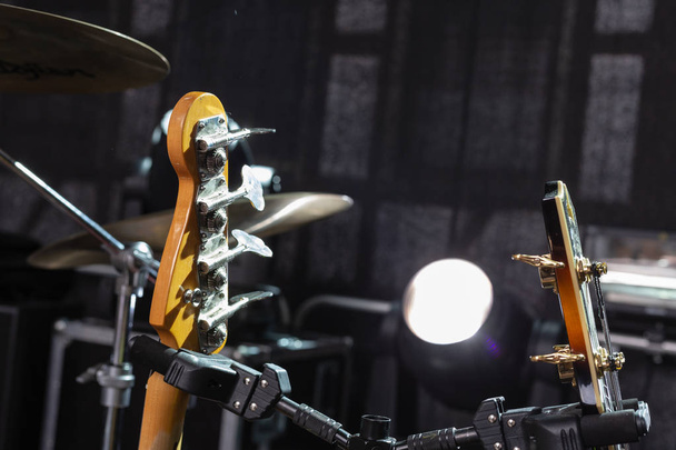 黒い背景とオレンジ色の茶色とステージ上のギター プレーヤーの詳細 - 写真・画像