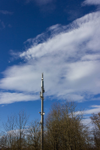 radio de teléfono celular en diciembre cielo azul soleado en el sur de Alemania campo rural cerca de la ciudad munich stuttgart
 - Foto, imagen