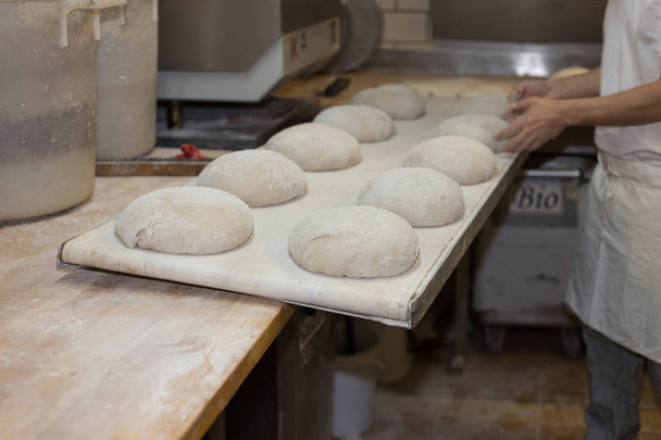 Zubereitung von Backwaren in einer Bäckerei mit Werkzeugen zur Zubereitung von Gebäck - Foto, Bild