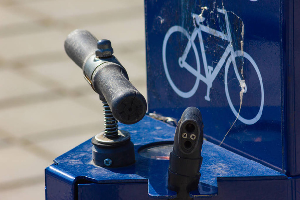 stazione di servizio bicicletta e dettagli strumenti forti colori blu rosso e tutto il testo è misurazioni psi min max aria
 - Foto, immagini