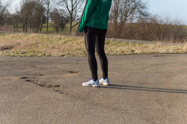 lidé procvičení venkovní cvičení jako je chůze, běh nebo cyklistika na počátku jarní západ slunce v jižním Německu - Fotografie, Obrázek