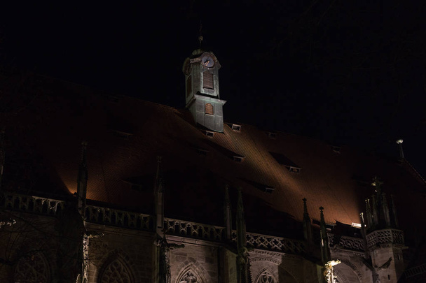 antigua fachada de la catedral en una ciudad histórica en el sur de Alemania en Sylvester noche cerca de la ciudad munich y tartamudez
 - Foto, imagen