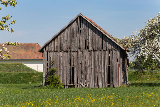 παλιά ξύλινη καλύβα, στη νότια Γερμανία άνοιξη γαλάζιο του ουρανού, ηλιόλουστες διακοπές - Φωτογραφία, εικόνα