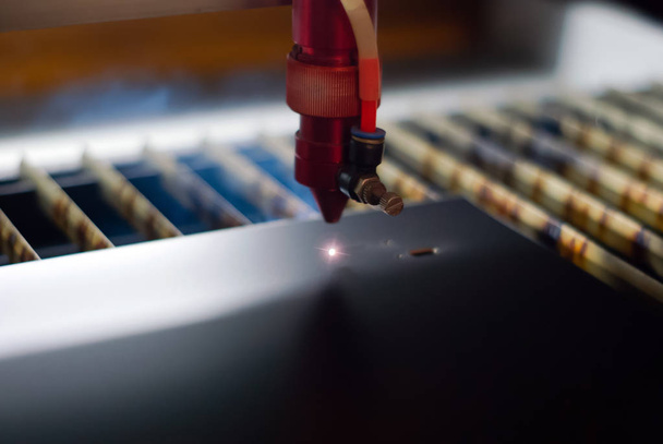 этап производства печатных плат - лазерная резка в автоматическом режиме, крупным планом, размытый фон
 - Фото, изображение