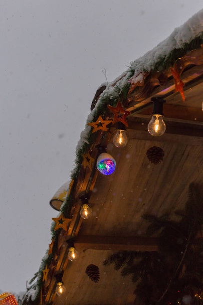 queda de neve no mercado de natal com luzes lâmpadas e decoração em um mercado histórico na cidade da alemanha do sul perto de Munique e Estugarda no advento dezembro tempo 3
 - Foto, Imagem