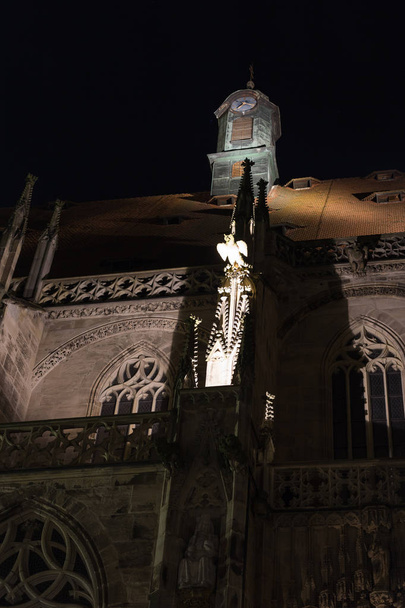 fachada antiga catedral em uma cidade histórica no sul da alemanha na noite sylvester perto da cidade de Munique e Estugarda
 - Foto, Imagem