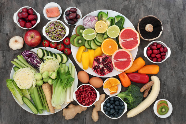 Grote super gezondheid voedsel collectie met vers fruit, groenten, vis, zuivel, kruiden en specerijen. Hoog in antioxidanten, anthocyanen, vitamines en voedingsvezels. Bovenaanzicht. - Foto, afbeelding