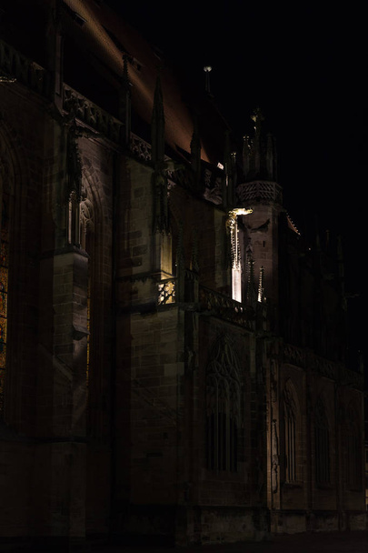 シルベスター夜都市ミュンヘン、シュトゥットガルトの近く南ドイツで歴史的な街の古い大聖堂のファサード - 写真・画像