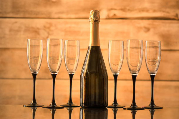 une bouteille de champagne et des verres vides
 - Photo, image