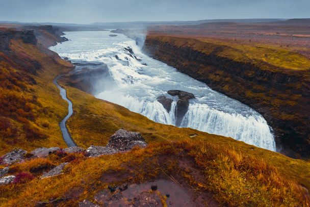 Majestuosa cascada Gullfoss en Islandia en otoño con tiempo nublado
 - Foto, Imagen