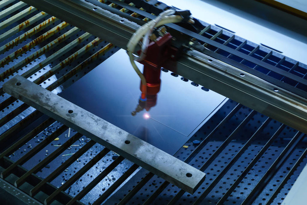 stadium van de productie van printplaten - lasersnijden in automatische modus, emitter wazig is in beweging - Foto, afbeelding