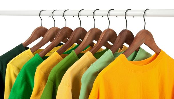 Выбор зеленых и желтых повседневных рубашек
 - Фото, изображение