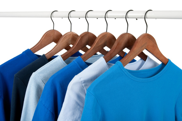 Casual shirts op hangers, verschillende tinten van blauw - Foto, afbeelding